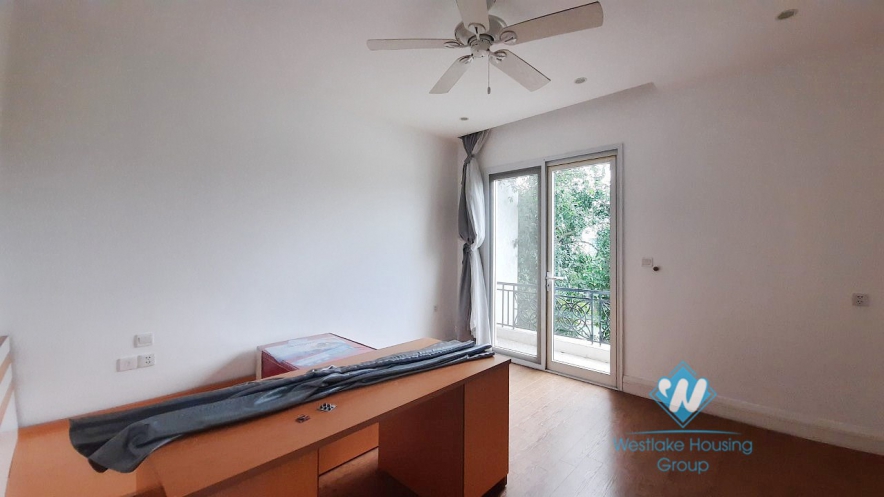 Adjacent four bedroom villas with backyard for rent in Vinhome Riverside Long Bien